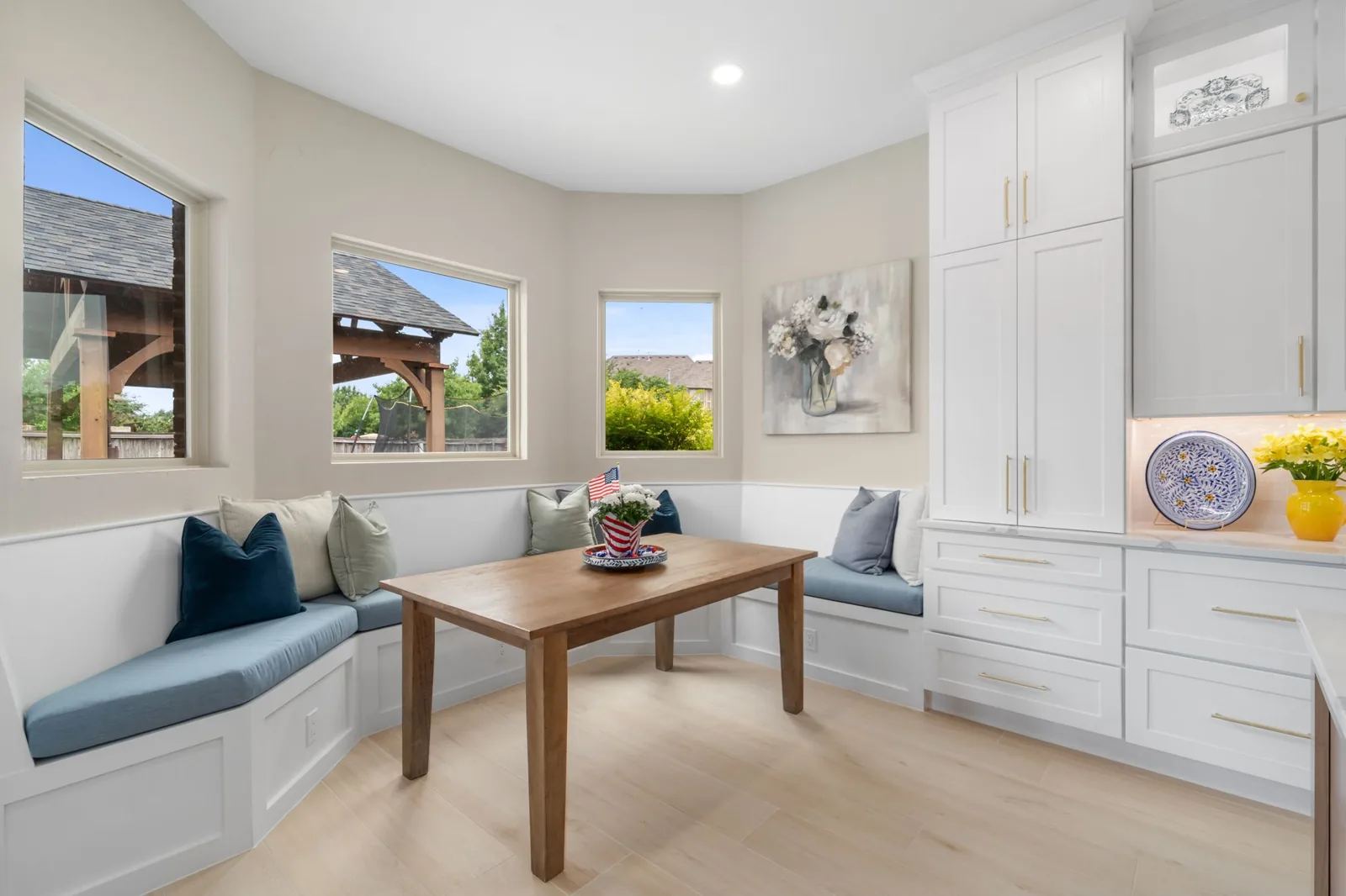 After: breakfast nook banquette
